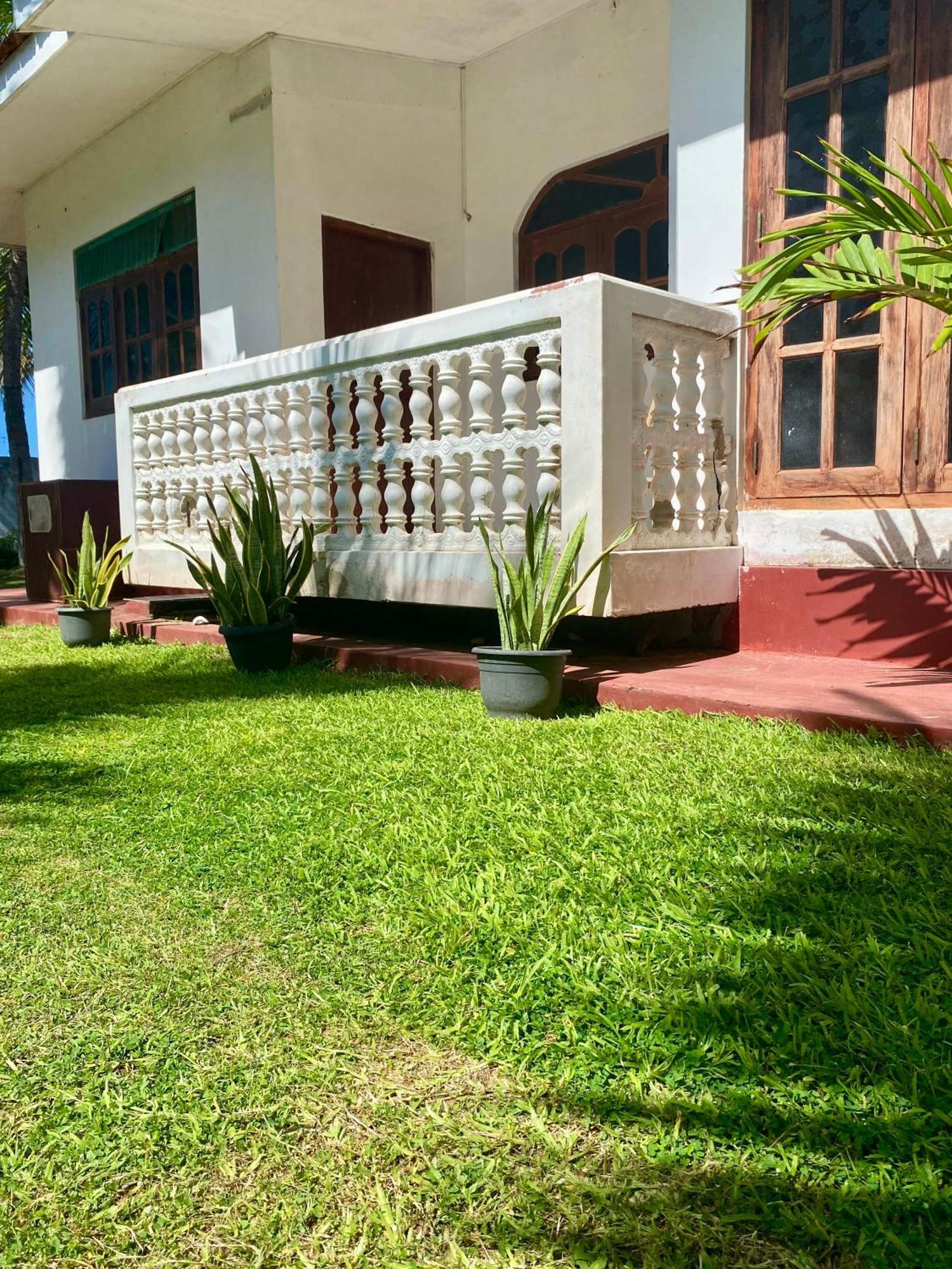 Bed and Breakfast The Breeze Mirissa Exterior foto