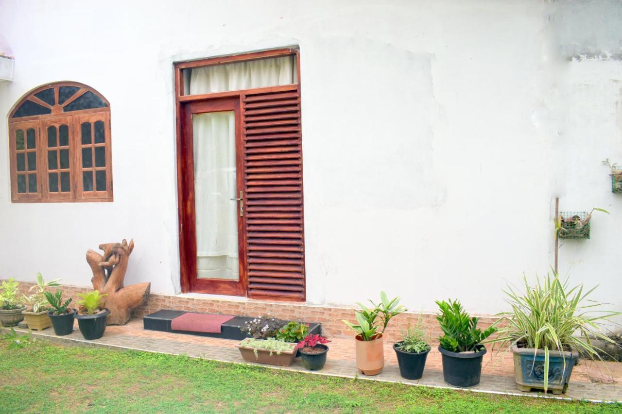Bed and Breakfast The Breeze Mirissa Exterior foto